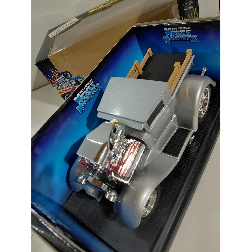 Muscle Machines 71166 1:18 Diecast 1932 Ford Model A Hot Rod Pickup Truck w/box